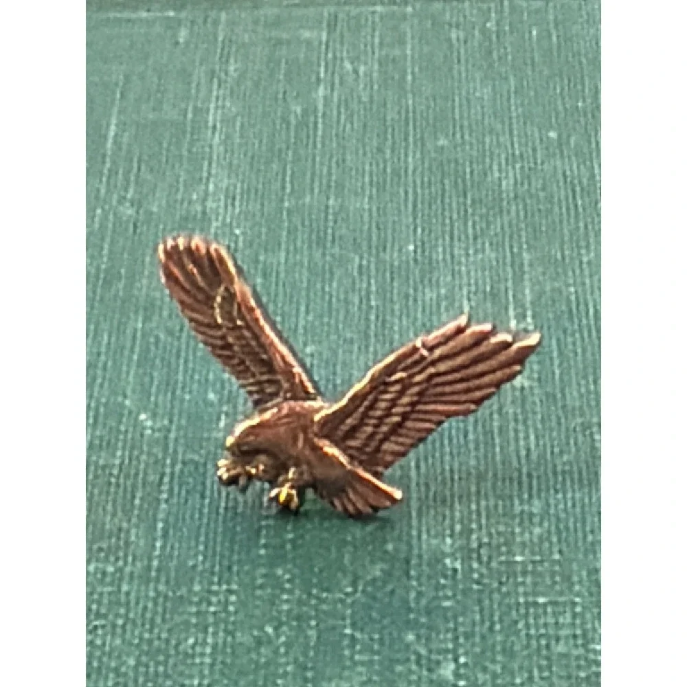 Vintage Copper Tone Soaring Eagle Lapel Pin Bird of Prey Hat Tie Tack Small .75